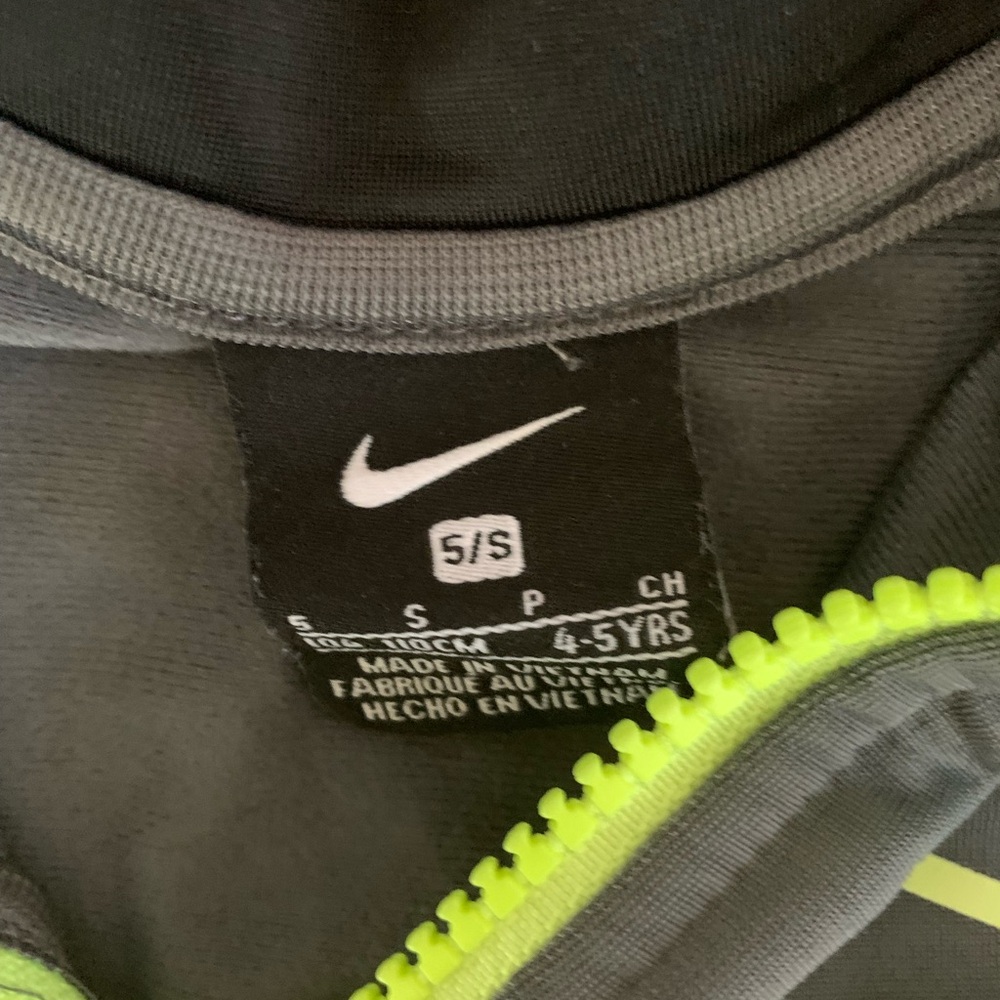 Nike lightweight tricot jacket , size 4-5 yr - Picture 4 of 6